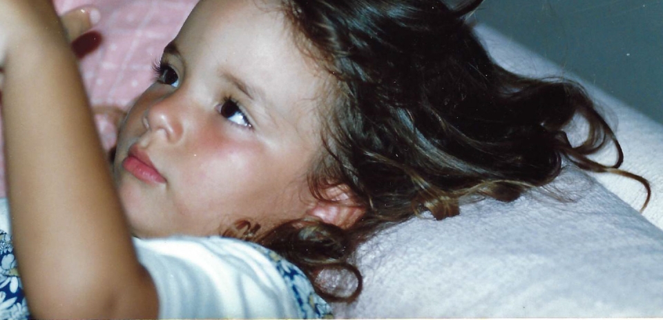 Un mois déjà....Un mois s'est écoulé depuis que ma fille chérie a quitté ce monde, et pourtant, la douleur est toujours aussi vive, comme une brûlure qui ne guérit pas. Son absence pèse sur moi chaque jour, chaque heure. J'avance à travers un brouillard épais où chaque pas est une épreuve, où chaque souvenir est à la fois doux et terriblement douloureux. Elle était une partie de moi, mon avenir, mes repères, et sans elle, je me sens démuni, comme si je n’avais plus de boussole pour me guider.La vie autour de moi continue, mais je me sens comme un étranger à ce monde qui a perdu son sens. Le moindre geste devient une montagne à gravir, la respiration même est parfois un fardeau. La colère, la tristesse, le désespoir – ces sentiments me submergent par vagues que je ne peux contrôler. Pourtant, malgré la douleur, je ressens aussi le besoin de la faire vivre encore, de garder sa mémoire bien présente, de parler d’elle, de me rappeler chaque instant de sa présence.Si je parle d’elle, ce n’est pas pour raviver la tristesse, mais pour maintenir vivante sa lumière, pour ne jamais la laisser disparaître de mon cœur et de ma vie. Chaque parole, chaque souvenir est un hommage, une preuve que son existence continue à briller malgré son départ.Alors, si vous m'entendez parler d'elle encore et encore, sachez que c'est ma manière de la garder avec moi, d’honorer son souvenir. Un jour viendra où le poids de la douleur deviendra peut-être plus léger. Mais aujourd’hui, il n’y a que l’absence et le manque. Merci de rester là, de me laisser parler, de me donner la force de la faire vivre encore à travers mes mots et mes larmes.